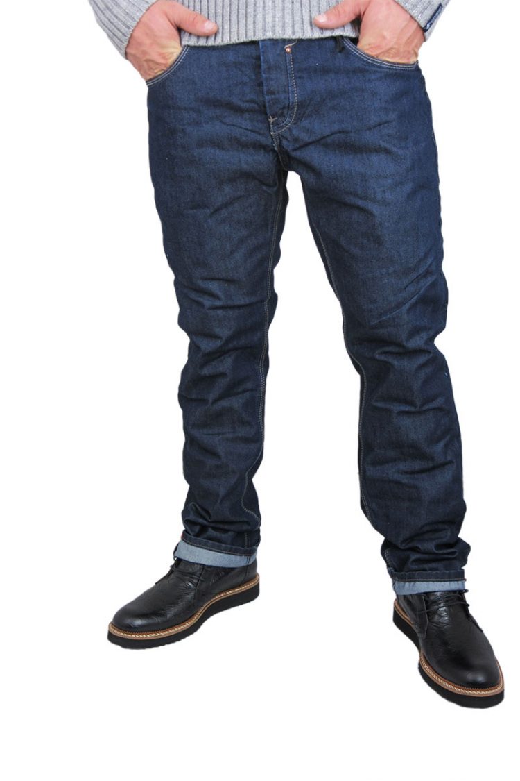 Ανδρικό raw jeans σε ίσια γραμμή