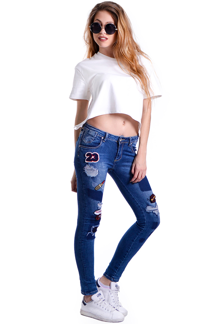Skinny τζιν με διακοσμητικά patches Skinny τζιν με διακοσμητικά patches