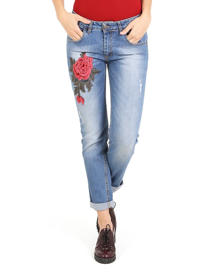 Πετροπλυμμένο τζιν παντελόνι με απλικέ λουλούδι