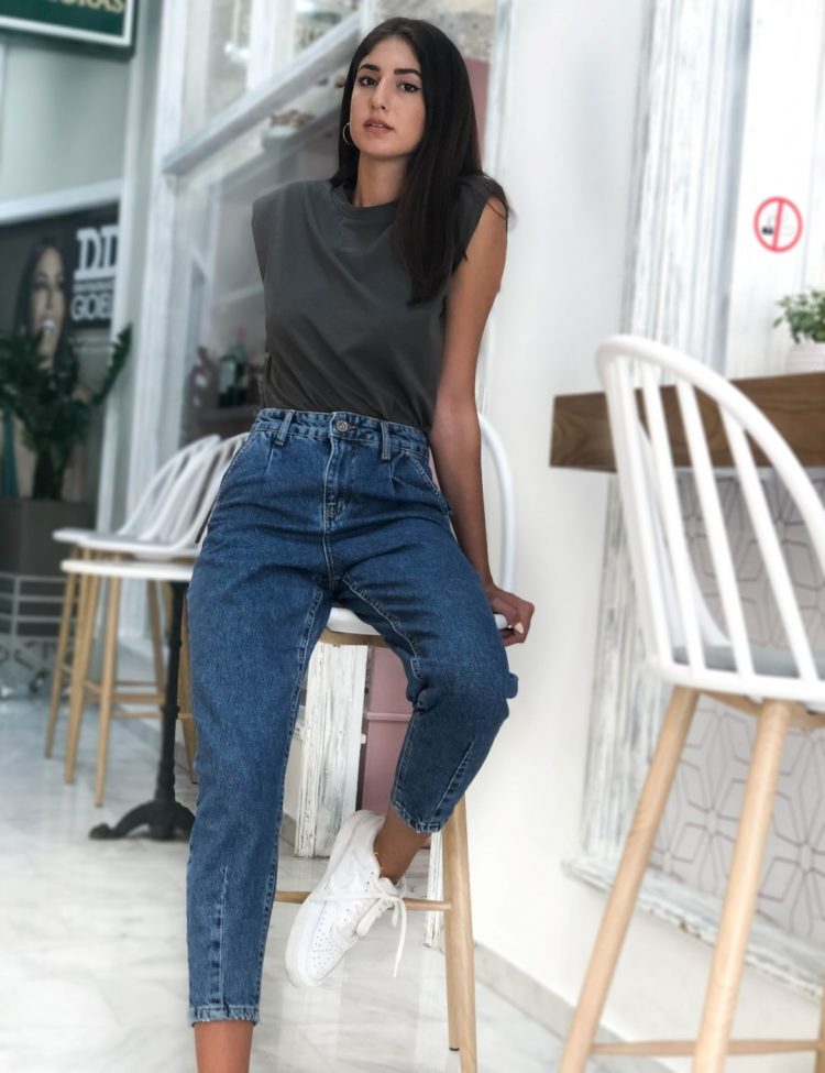 Γυναικείο μπλε τζιν Mom Fit με τσέπες HMU6758
