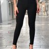 Γυναικείο μαύρο ψηλόμεσο τζιν σωλήνας με ξέφτια