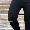 Ανδρικό μαύρο τζιν παντελόνι με σκίσιμο
