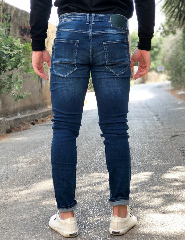 Ανδρικό μπλε τζιν με ξεβάμματα και φθορές