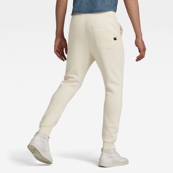g-star-raw-premium-core-type-c-sweatpants-beige-model-back Ανδρικό παντελόνι G-Star RAW Premium Core Type C Sweatpants | Αυθεντικό