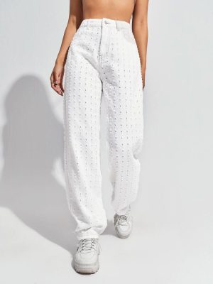 Άσπρο φαρδύ τζιν με ανάγλυφο σχέδιο Άσπρο φαρδύ τζιν με ανάγλυφο σχέδιο