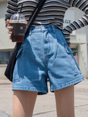 Ψηλόμεσο τζιν σορτσάκι με τσέπες Ψηλόμεσο τζιν σορτσάκι με τσέπες