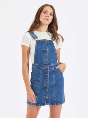 Όμορφο κοντό τζιν φόρεμα-σαλοπέτα Όμορφο κοντό τζιν φόρεμα-σαλοπέτα