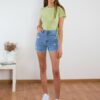 Γυναικείο μπλε ψηλόμεσο τζιν σορτς με σκίσιμο Γυναικείο μπλε ψηλόμεσο τζιν σορτς με σκίσιμο