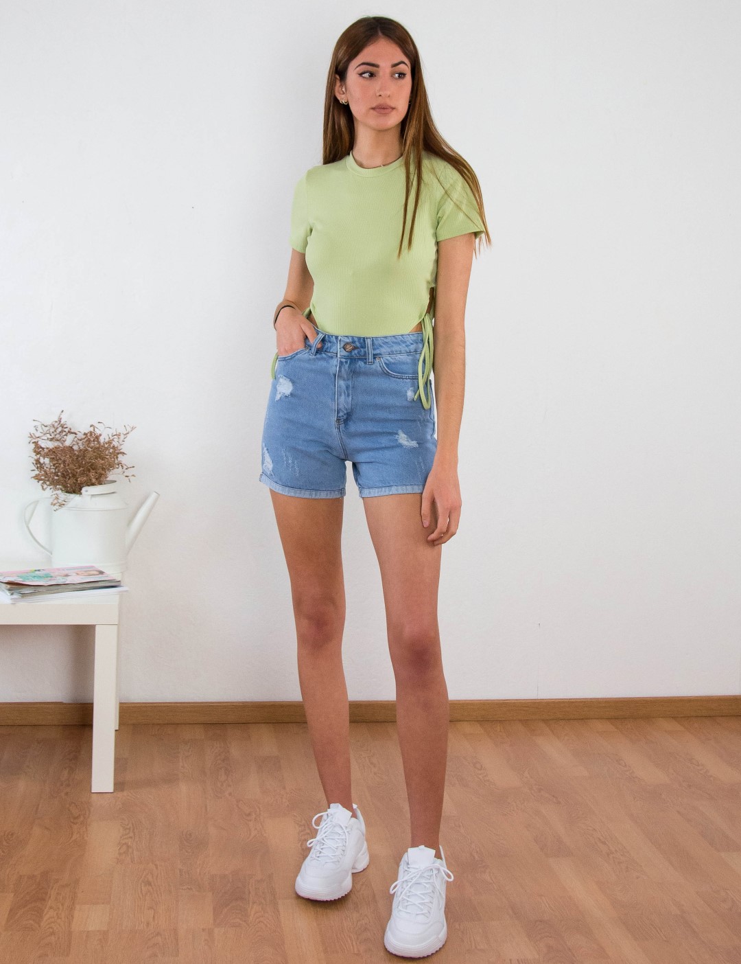 Γυναικείο μπλε ψηλόμεσο τζιν σορτς με σκίσιμο Γυναικείο μπλε ψηλόμεσο τζιν σορτς με σκίσιμο