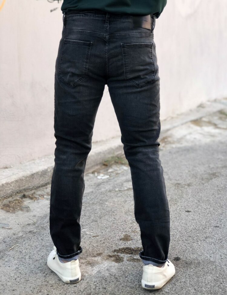 Ανδρικό μαύρο τζιν παντελόνι με ξεβάμματα 1