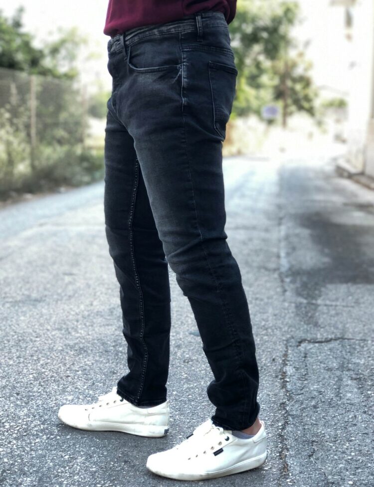 Ανδρικό μαύρο τζιν παντελόνι με ξεβάμματα 1