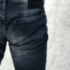 Ανδρικό μαύρο τζιν παντελόνι με ξεβάμματα 4
