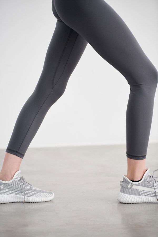 ΜΟΝΟΧΡΩΜΟ ΨΗΛΟΜΕΣΟ ΚΟΛΑΝ ΓΥΜΝΑΣΤΙΚΗΣ DRY-FIT - ΣΚΟΥΡΟ ΓΚΡΙ