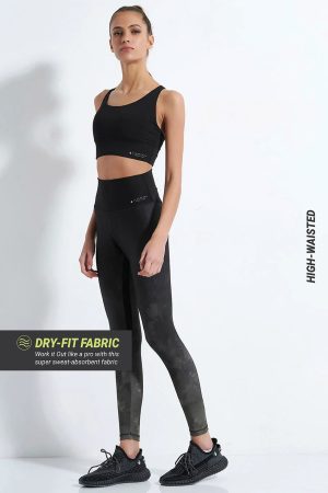 ΨΗΛΟΜΕΣΟ ΑΘΛΗΤΙΚΟ DRY-FIT ΚΟΛΑΝ ΜΕ ΤΥΠΩΜΑΤΑ - ΜΑΥΡΟ